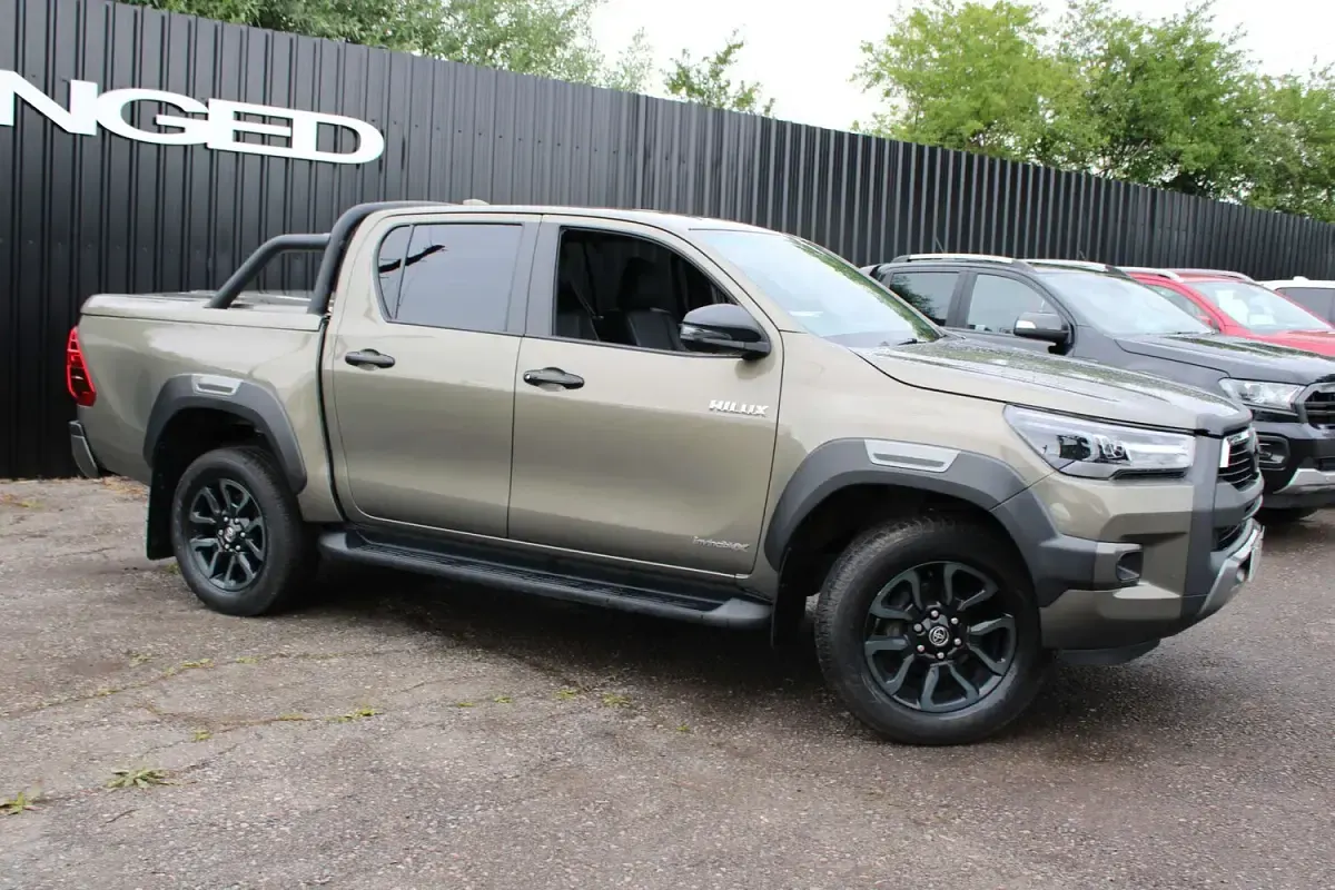 Used Toyota HiLux Luxury 201 HP (147 kW) 2023 Bronze Pickup