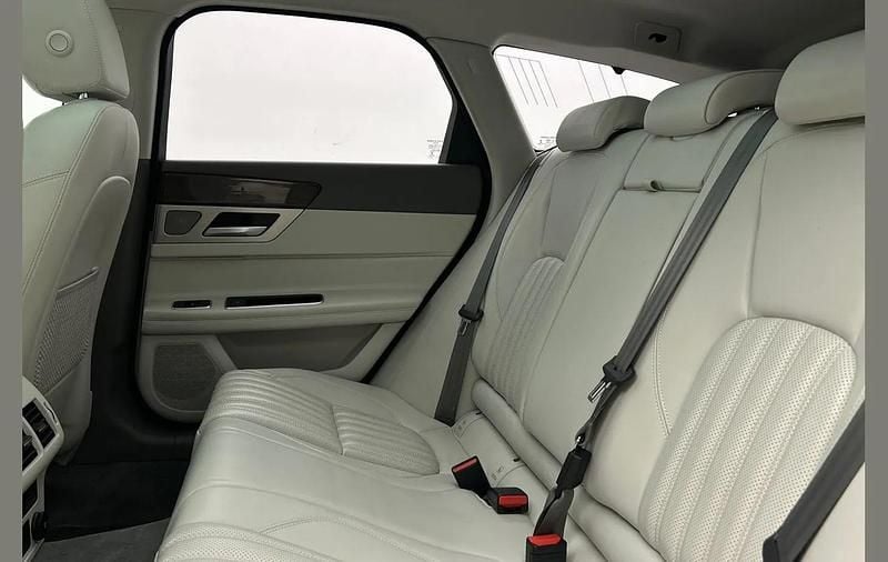 Used Jaguar XF Sportbrake Portfolio 161 HP (118 kW) 2018 White Estate