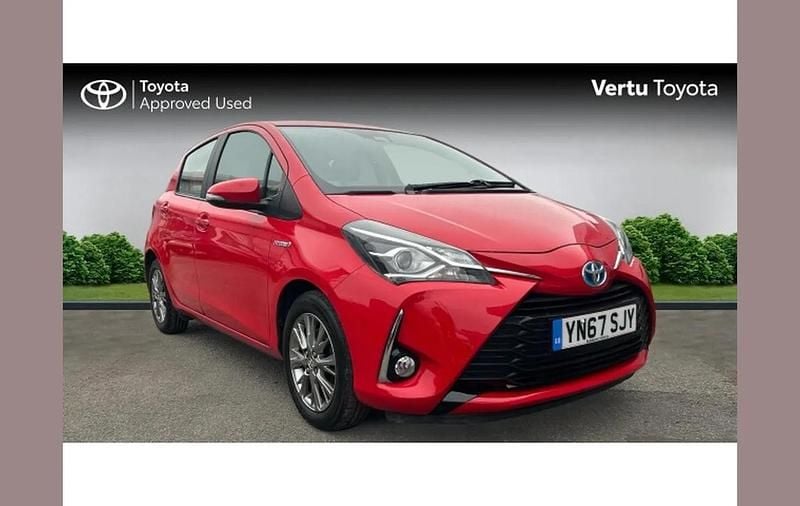 Used Toyota Yaris Hybrid 100 HP (73 kW) 2017 Red Hatchback