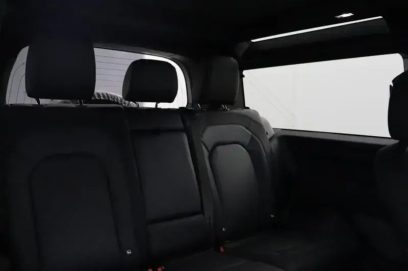 Begagnad Land Rover Defender SE Dynamic 246 HK (180 kW) 2023 Silver SUV