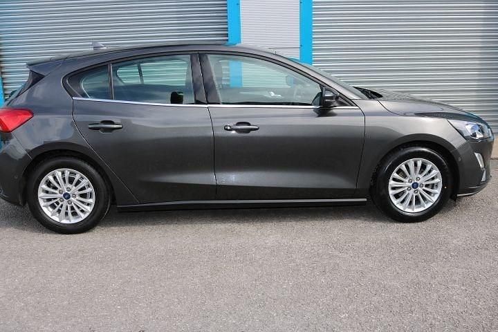 Begagnad Ford Focus Titanium 2021 Grå Halvkombi