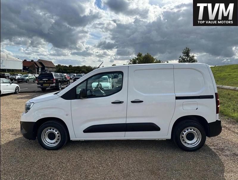 Second-hand Vauxhall Combo 100 CP (73 kW) 2021 Alb Van