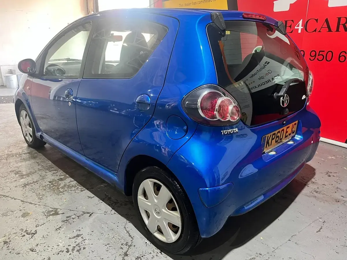 Used Toyota Aygo 67 HP (49 kW) 2010 Blue Hatchback