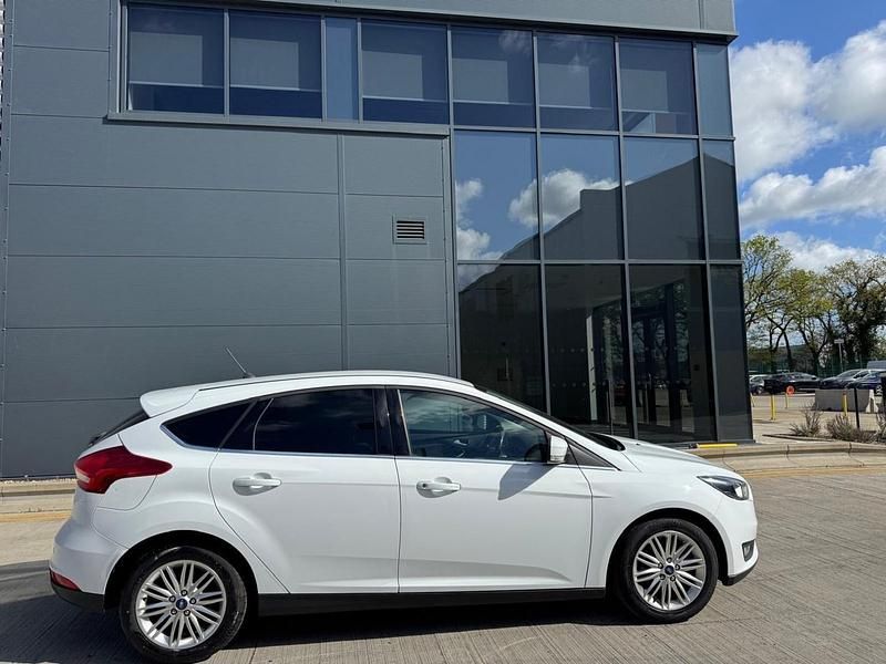 Used Ford Focus Zetec 125 HP (91 kW) 2018 White Hatchback