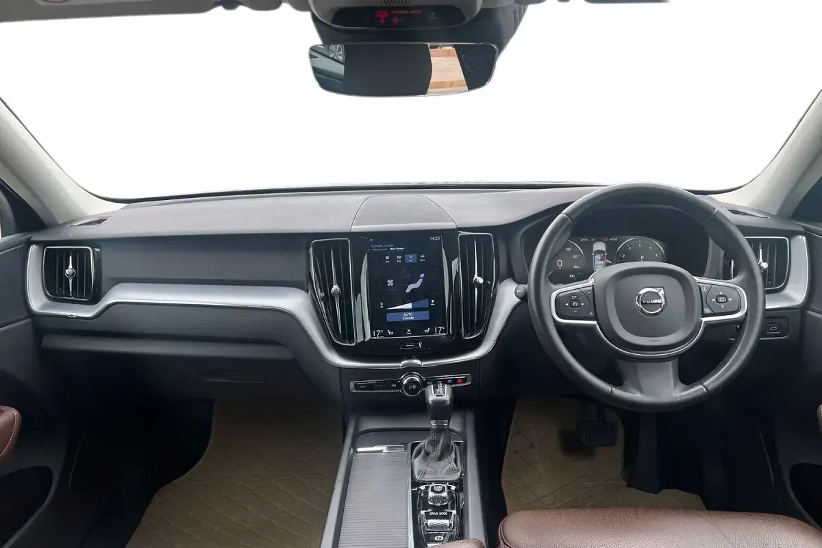 Used Volvo XC60 Momentum 250 HP (183 kW) 2019 Grey SUV