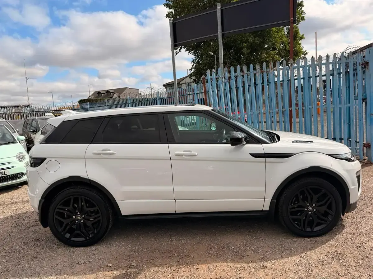 Used Land Rover Range Rover evoque HSE Dynamic 2017 White Estate
