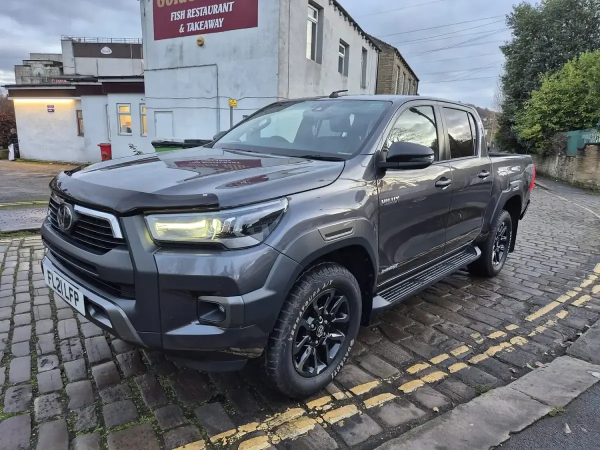 Usado Toyota HiLux 204 HP (150 kW) 2021 Cinzento Pickup
