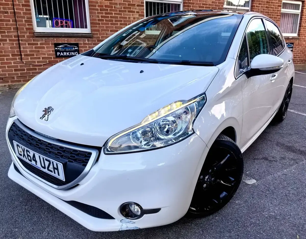Used Peugeot 208 115 HP (84 kW) 2014 White Hatchback
