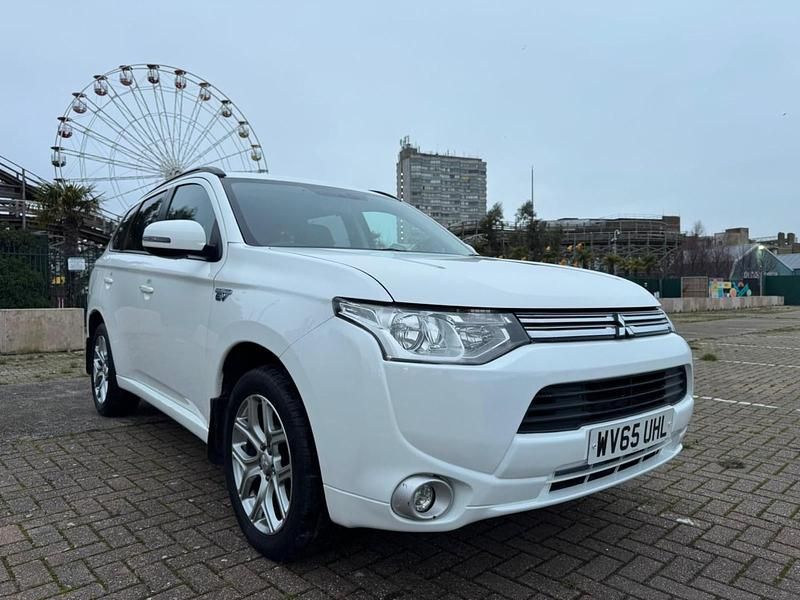 Used Mitsubishi Outlander P-HEV 2015 White Estate