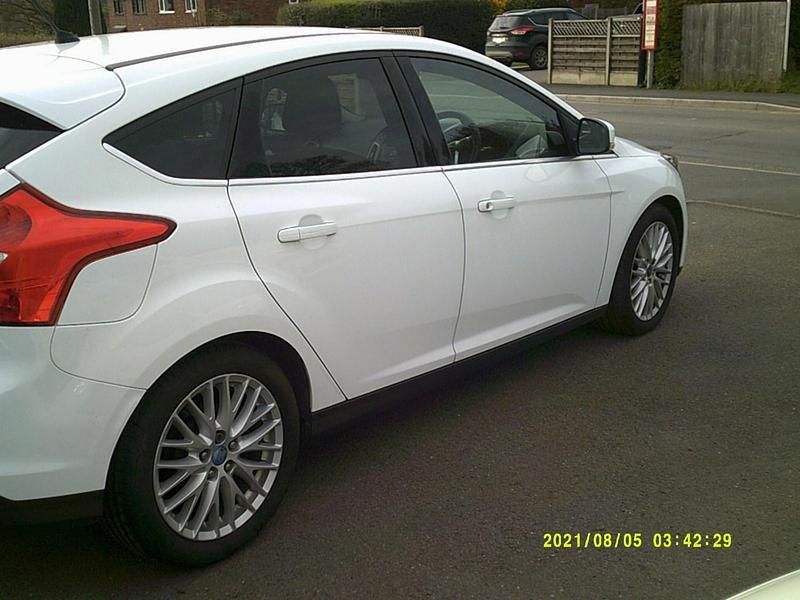 Used Ford Focus Zetec 2013 White Hatchback