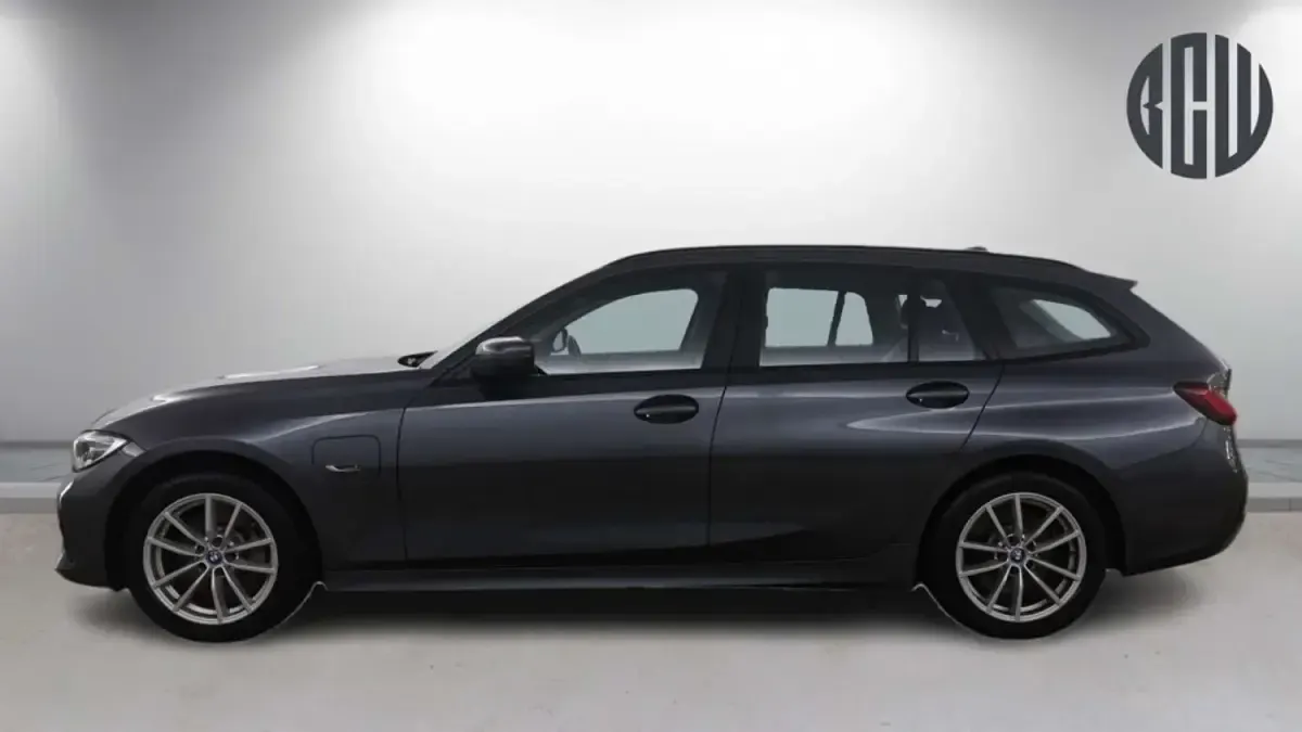 Begagnad BMW 330e 2022 Grå Kombi