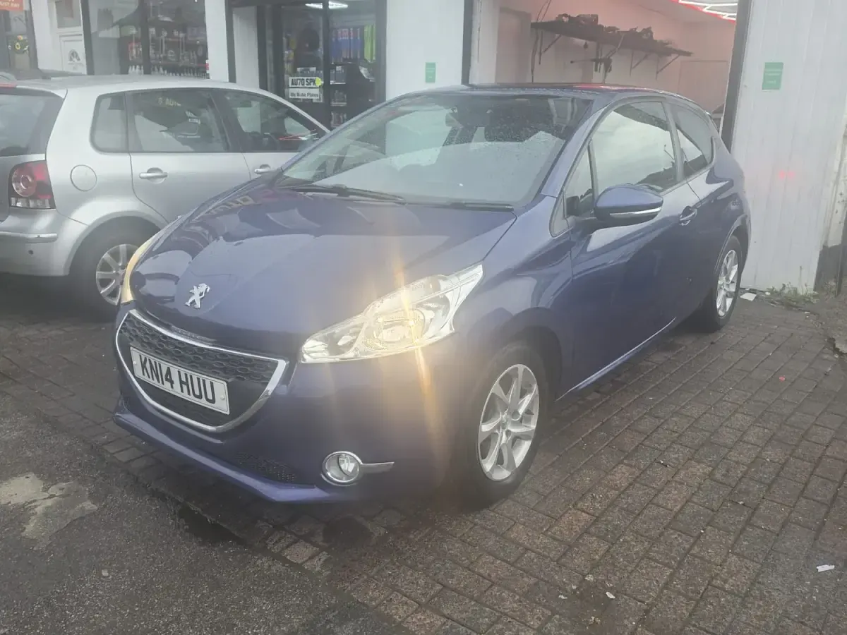 Used Peugeot 208 Active 68 HP (50 kW) 2014 Blue Hatchback