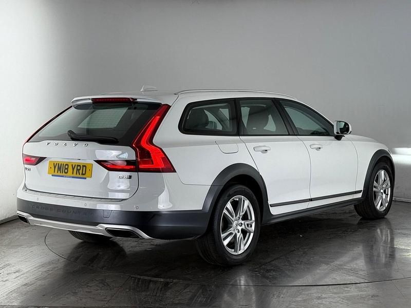 Used Volvo V90 CC 190 HP (139 kW) 2018 White Estate