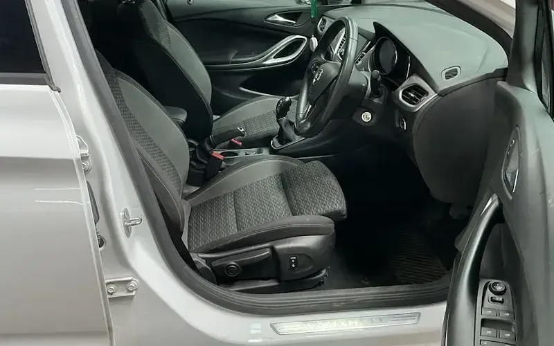 Used Vauxhall Astra SRi 110 HP (80 kW) 2021 White Hatchback