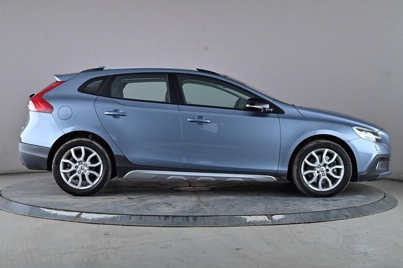 Used Volvo V40 Pro 152 HP (111 kW) 2017 Blue Hatchback