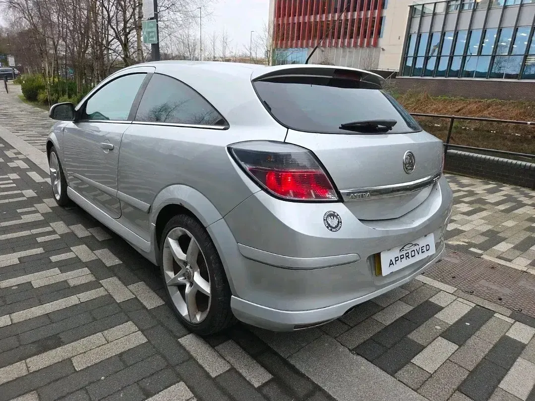 Używany Vauxhall Astra SRi 150 KM (110 kW) 2010 Srebrny Hatchback