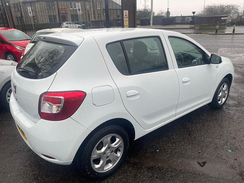 Used Dacia Sandero Lauréate 90 HP (66 kW) 2015 White Hatchback