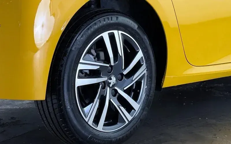 Used Peugeot 208 Allure+ 102 HP (75 kW) 2023 Yellow Hatchback