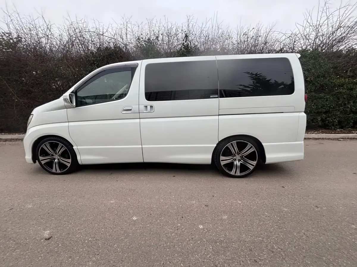 Używany Nissan Elgrand 2005 Biały Minivan