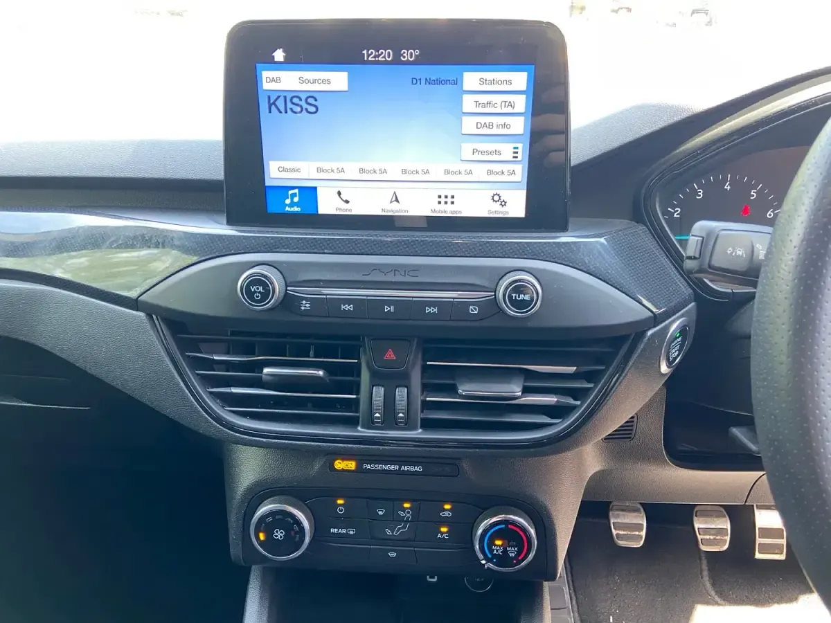 Begagnad Ford Focus ST-Line 2018 Röd Halvkombi