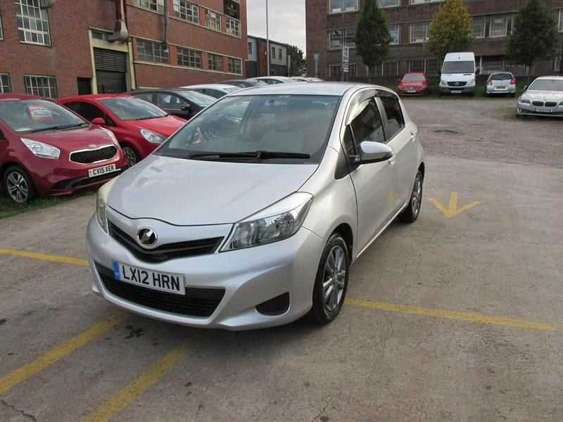 Used Toyota Yaris 69 HP (50 kW) 2012 Silver Hatchback