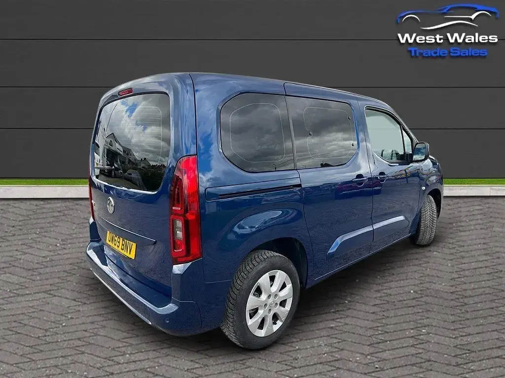 Second-hand Vauxhall Combo S 130 CP (95 kW) 2020 Albastru Monovolum