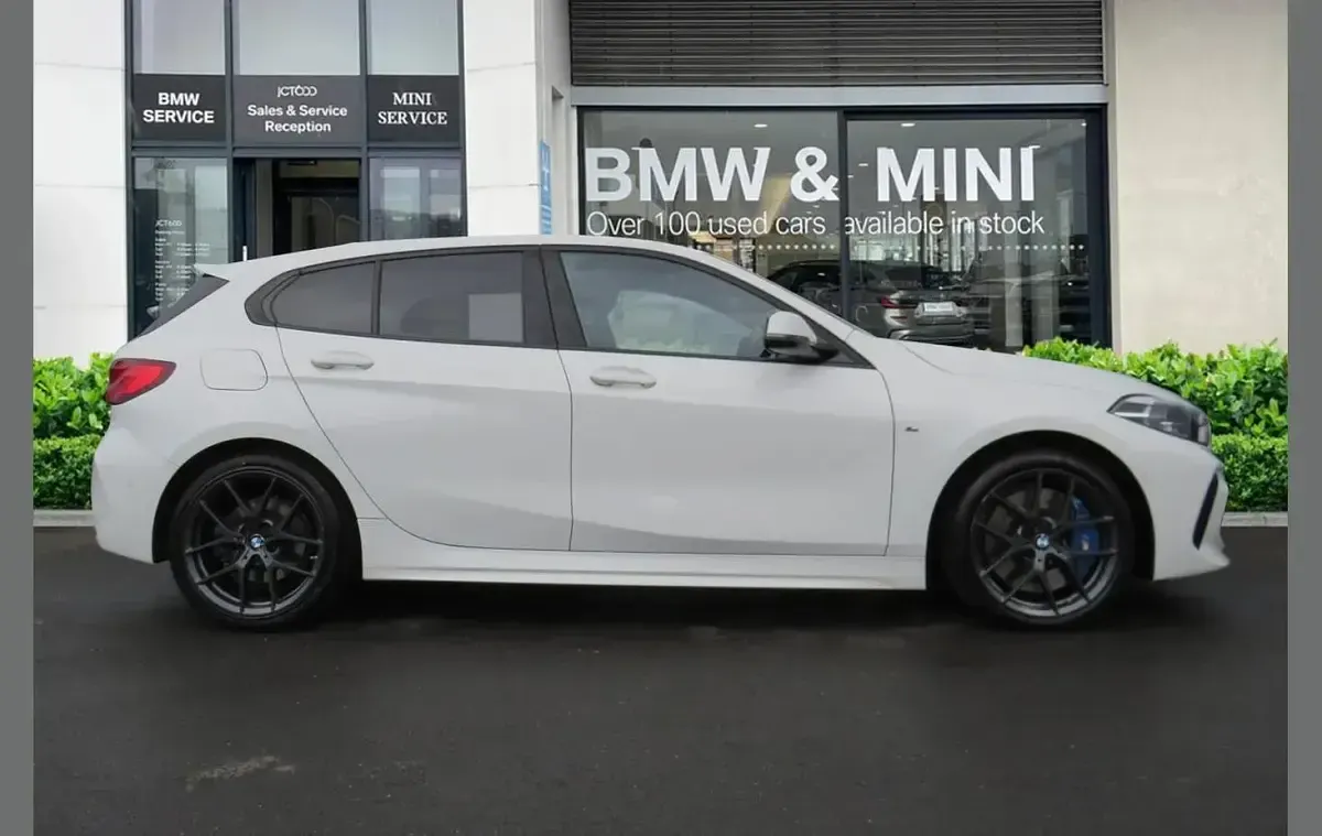 Used BMW 118 M Sport 134 HP (98 kW) 2022 White Hatchback