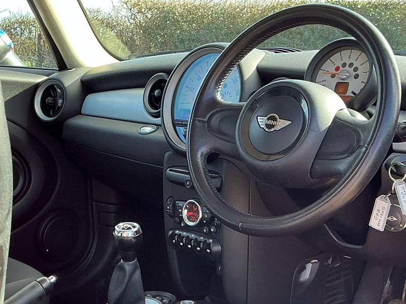 Begagnad Mini ONE Hatch 2011 Röd Halvkombi