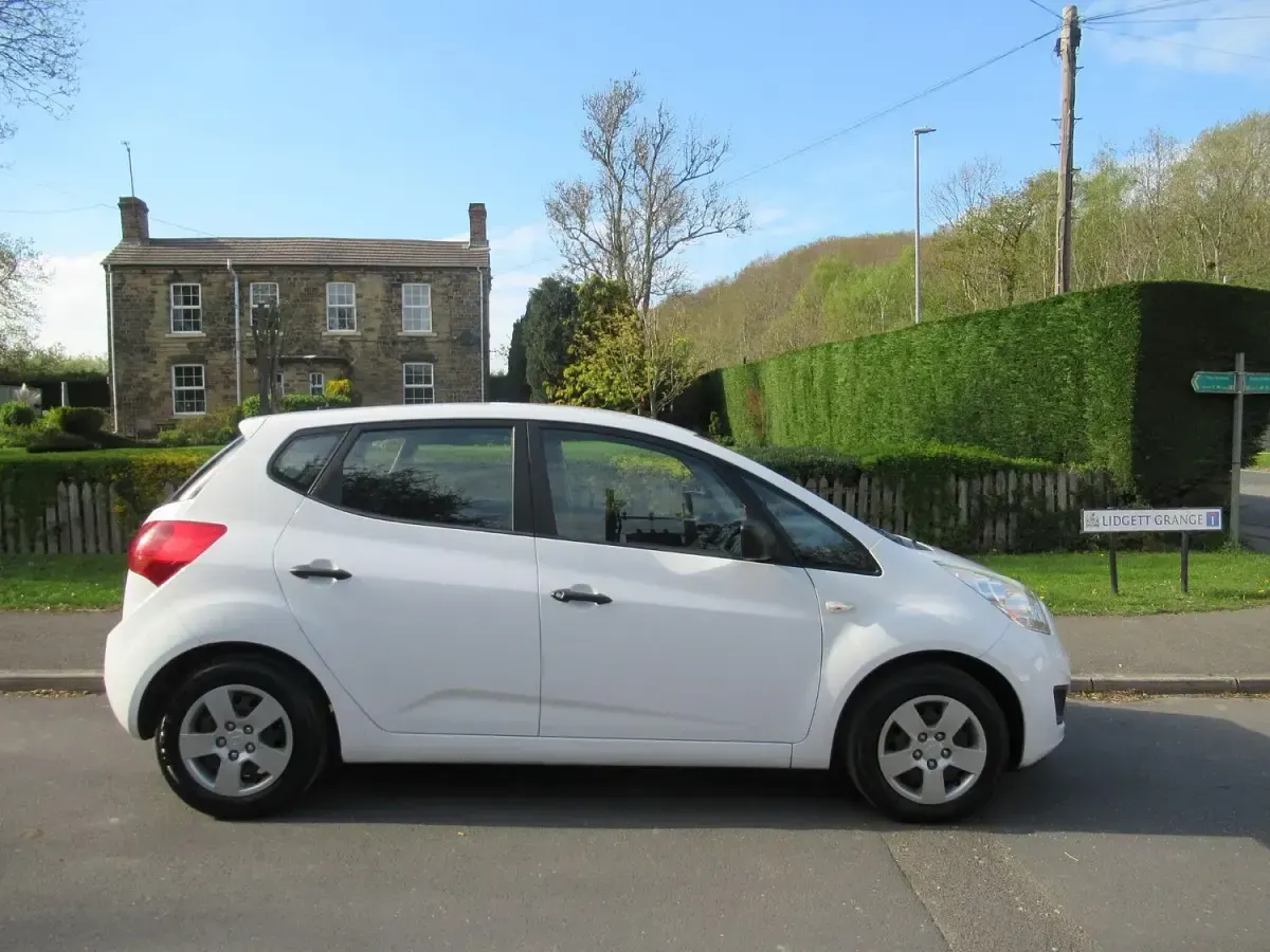 Used Kia Venga 90 HP (66 kW) 2010 White Hatchback