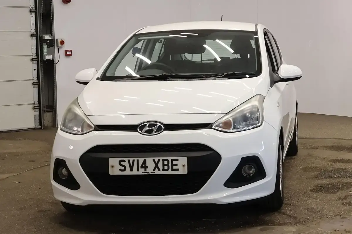 Used Hyundai i10 SE 67 HP (49 kW) 2014 White Hatchback