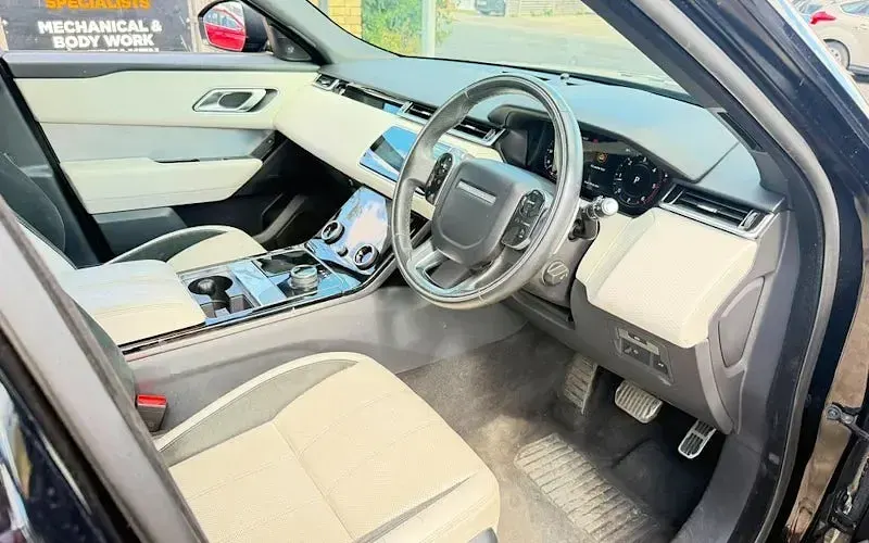Used Land Rover Range Rover Velar R-Dynamic 179 HP (131 kW) 2019 Black SUV