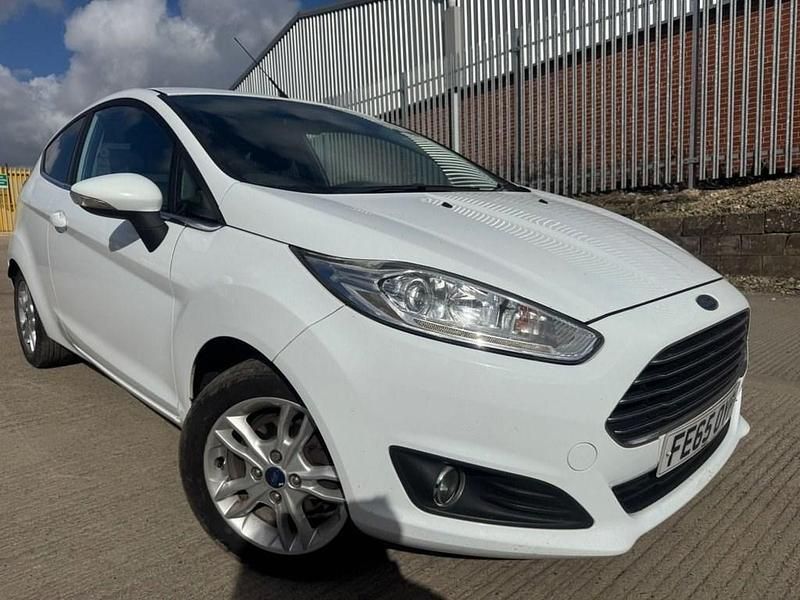 Used Ford Fiesta Zetec 82 HP (60 kW) 2015 White Hatchback