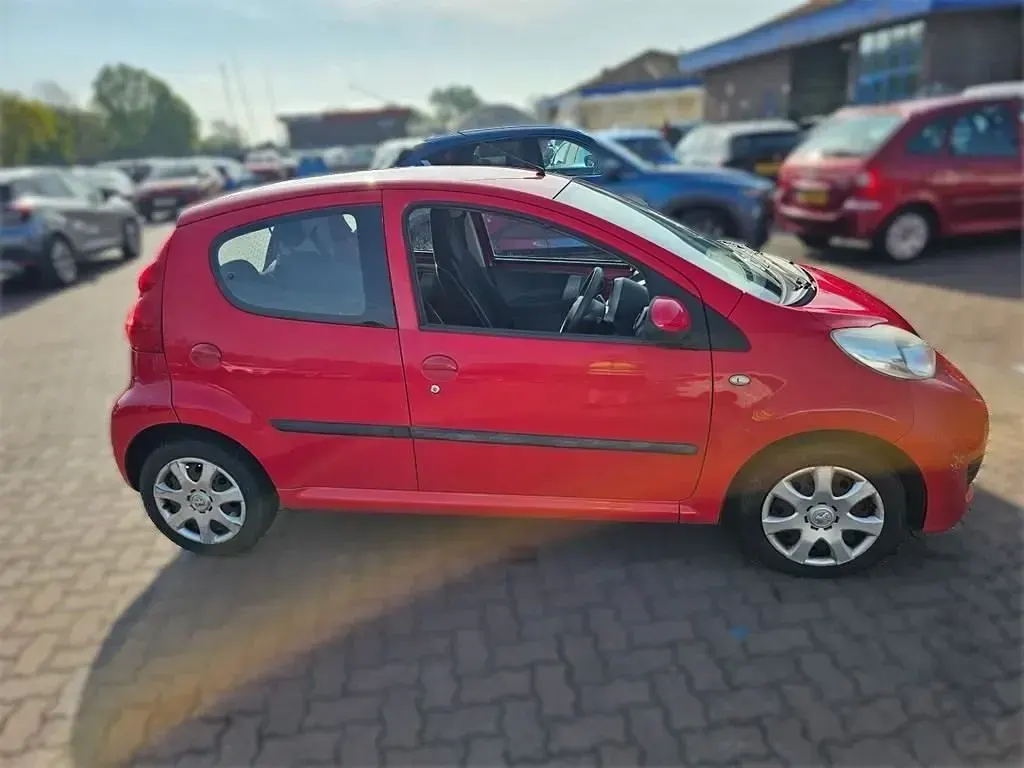 Used Peugeot 107 68 HP (50 kW) 2011 Red Hatchback