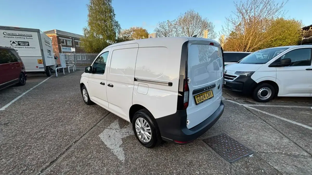 Usado VW Caddy 102 HP (75 kW) 2024 Branco Monovolume