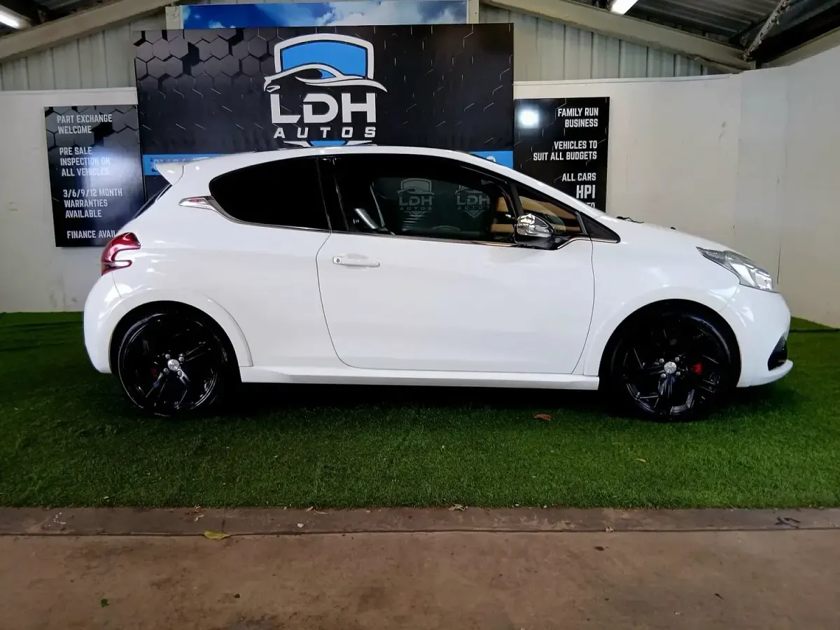 Used Peugeot 208 Prestige 205 HP (150 kW) 2016 White Hatchback