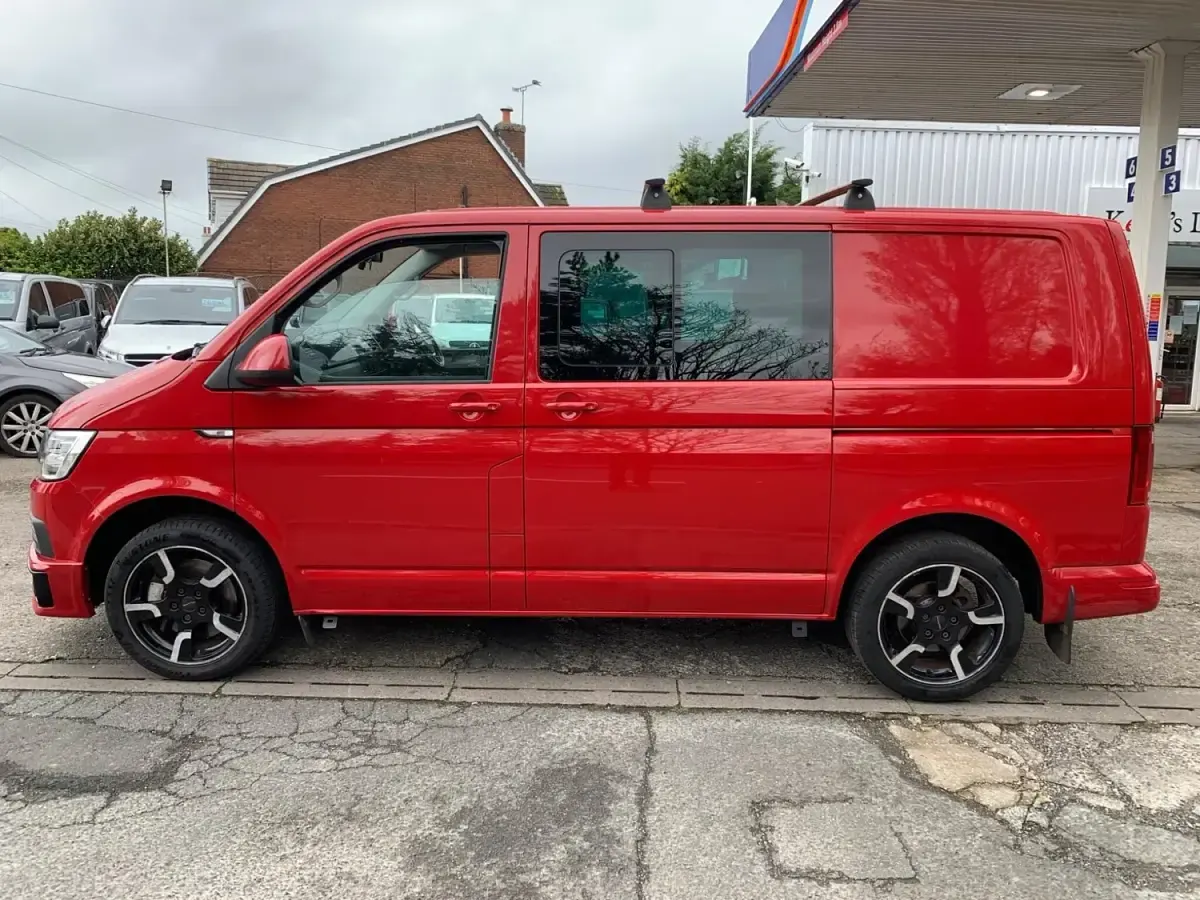 Second-hand VW Transporter Highline 204 CP (150 kW) 2017 Roșu Van