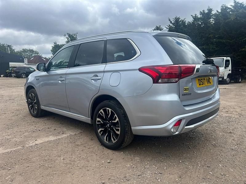 Used Mitsubishi Outlander 200 HP (147 kW) 2017 Silver SUV