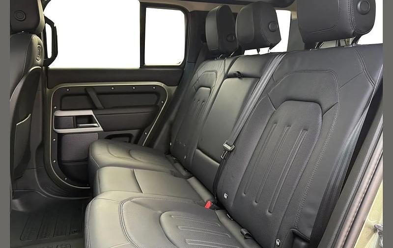 Używany Land Rover Defender HSE 245 KM (180 kW) 2022 Zielony SUV