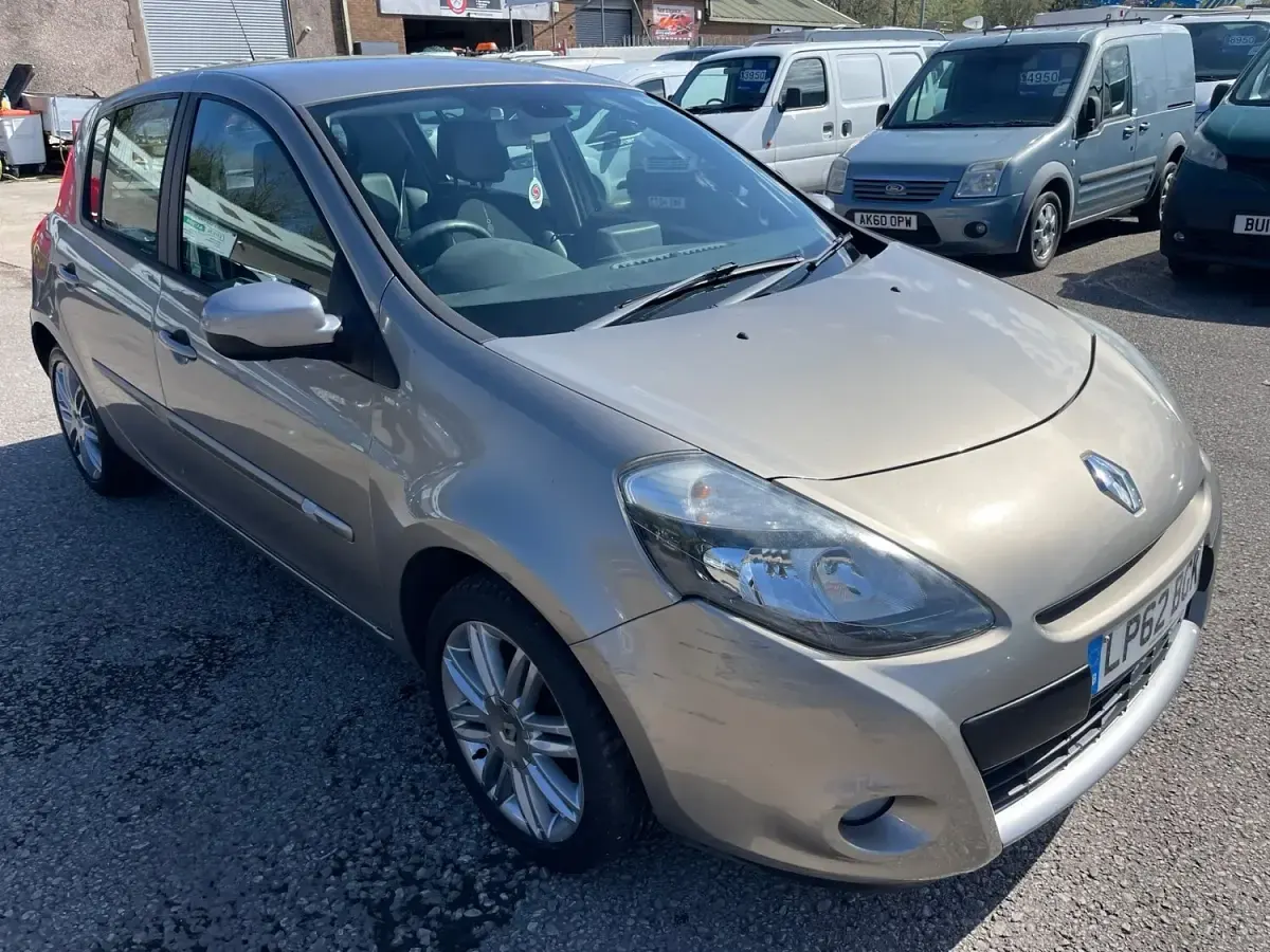 Used Renault Clio Dynamique 98 HP (72 kW) 2012 Beige Hatchback