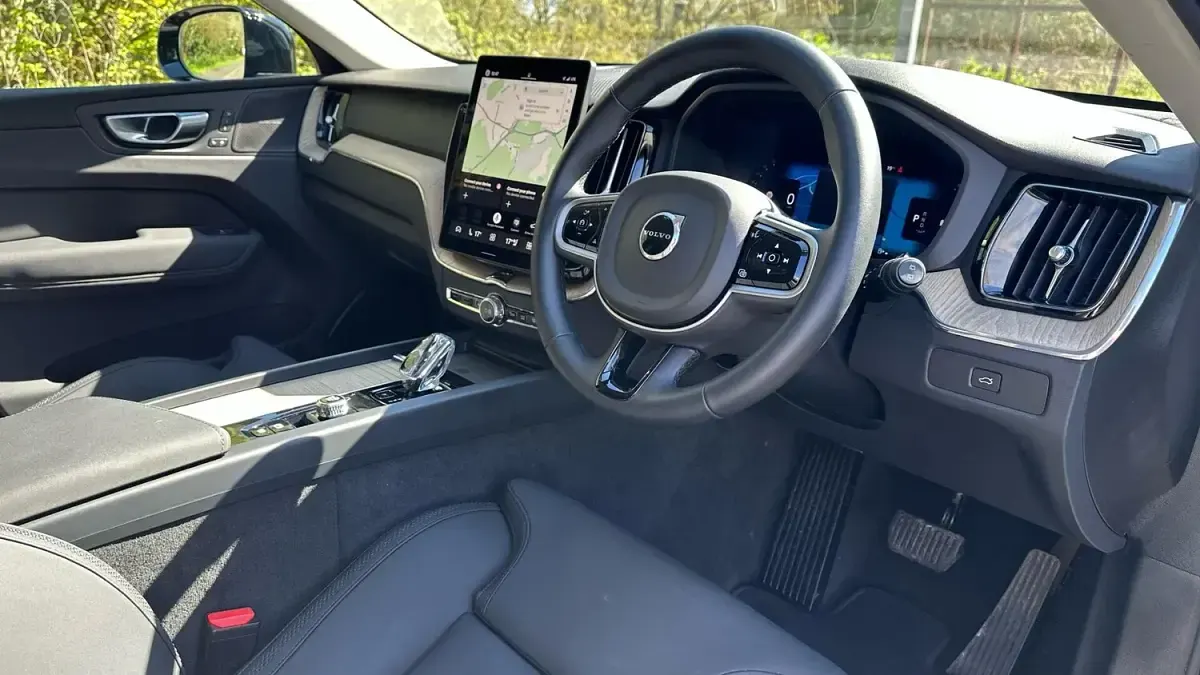 Używany Volvo XC60 Plus 250 KM (183 kW) 2025 Biały SUV