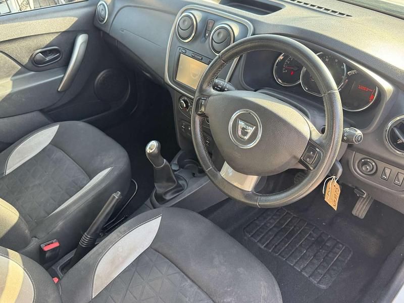Used Dacia Sandero Lauréate 90 HP (66 kW) 2015 White Hatchback
