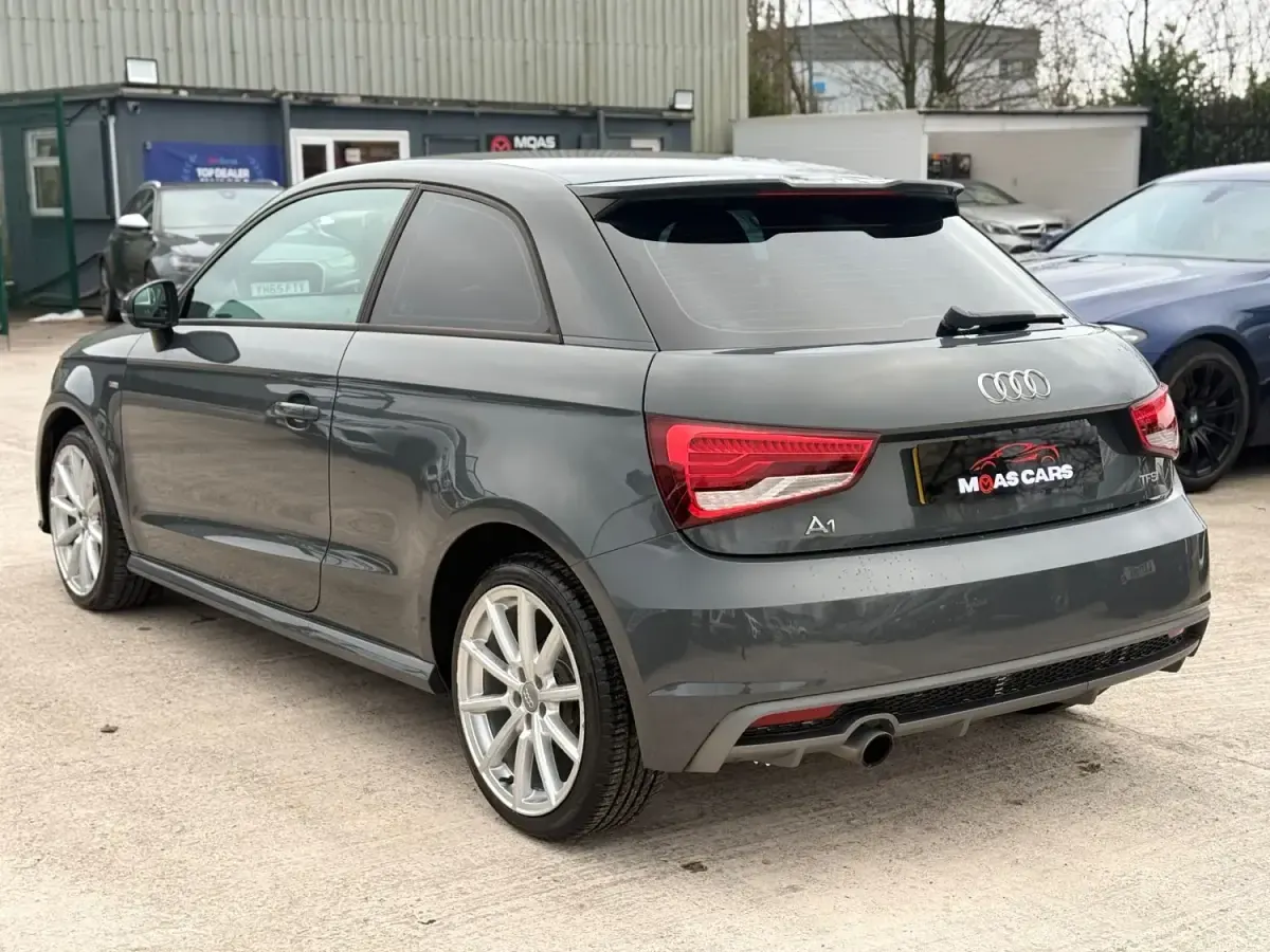 Usado Audi A1 S-Line 95 HP (69 kW) 2018 Cinzento Citadino