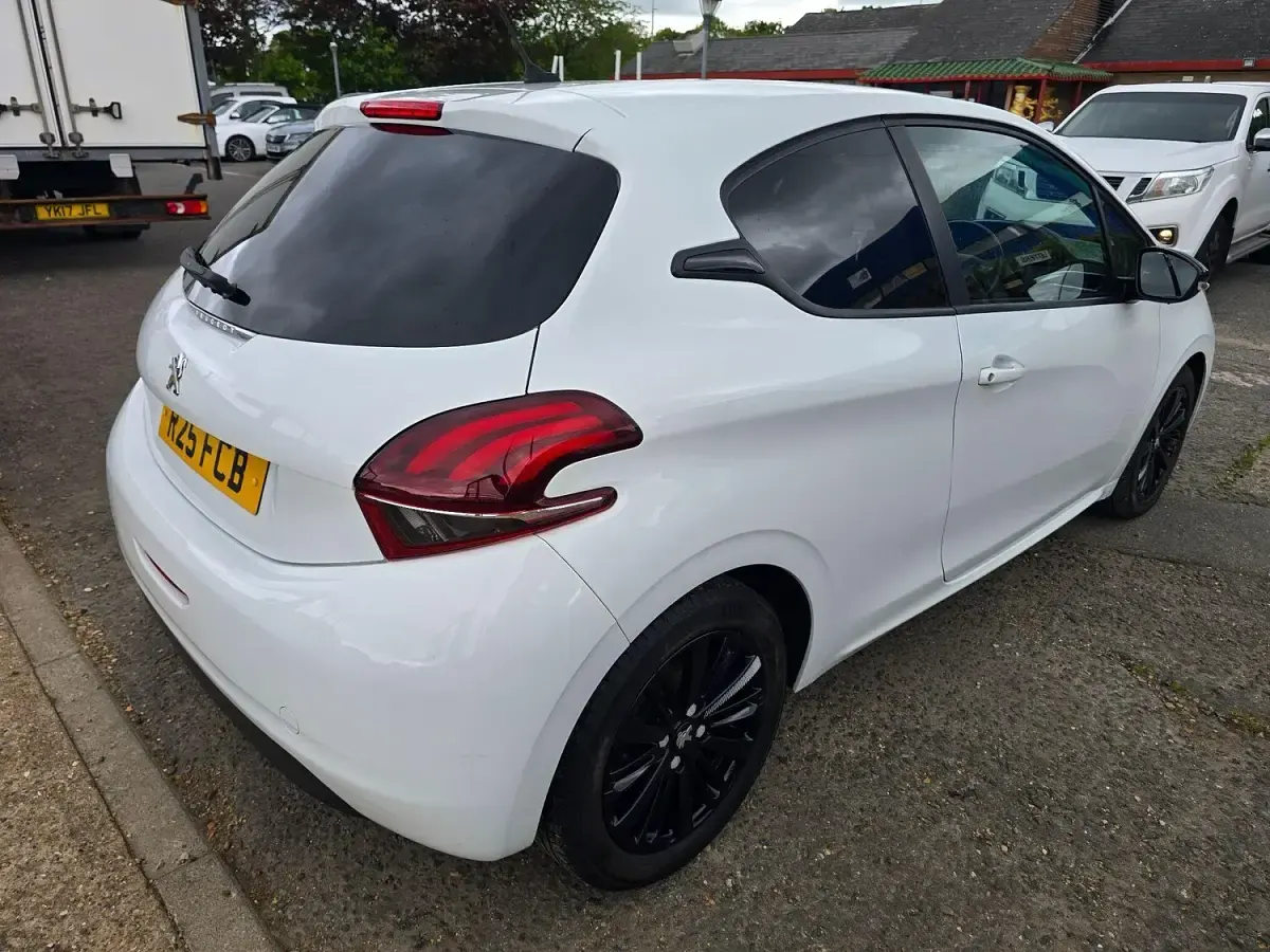 Used Peugeot 208 2017 White Hatchback