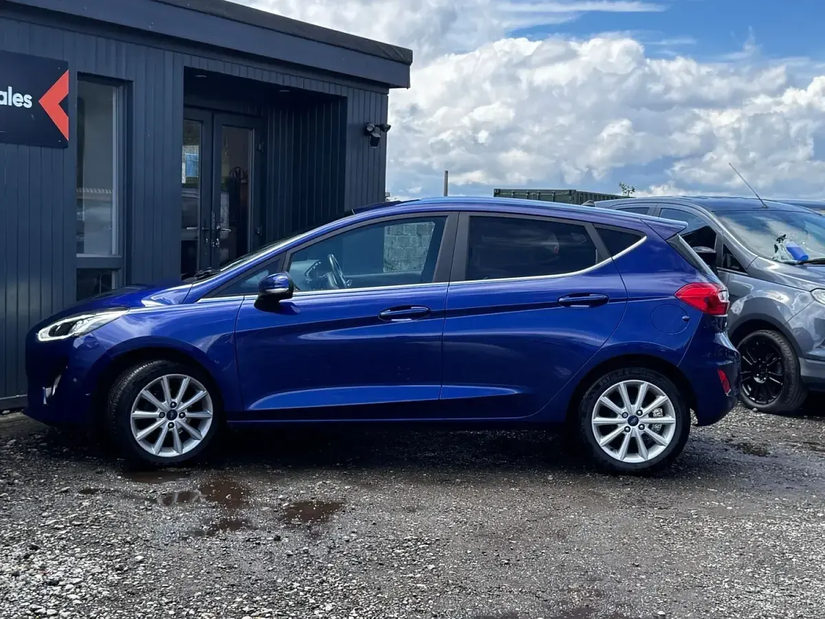 Used Ford Fiesta Titanium 100 HP (73 kW) 2017 Blue Hatchback