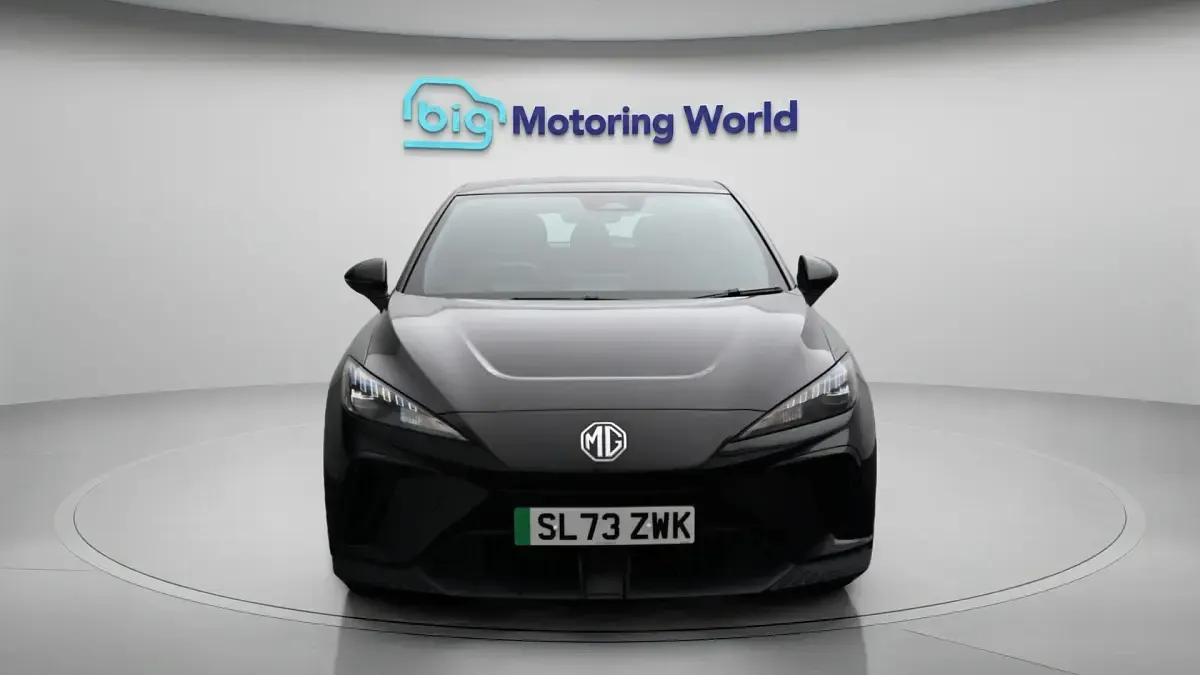 Begagnad MG MG4 EV SE 319 kW (435 HK) 2023 Svart Halvkombi