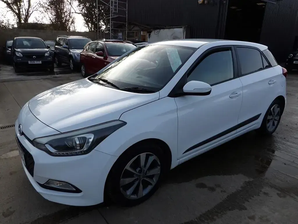 Używany Hyundai i20 Premium 90 KM (66 kW) 2015 Biały Hatchback