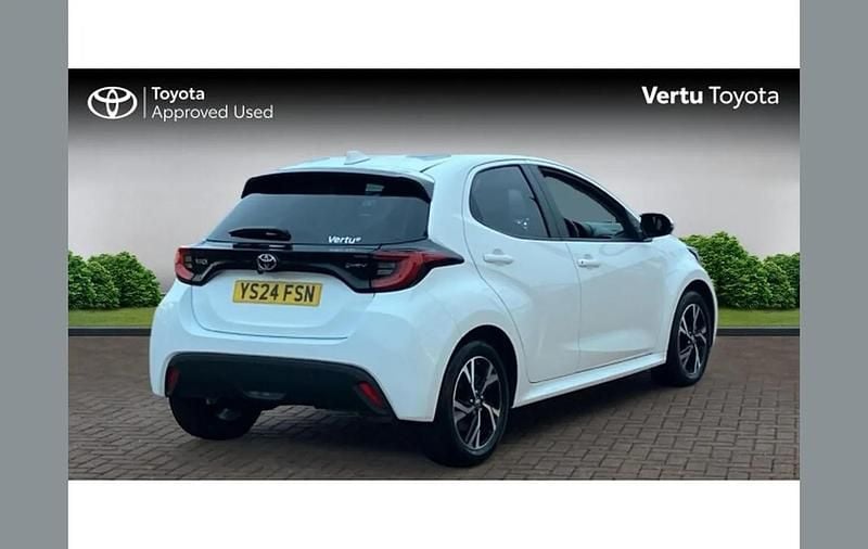 Used Toyota Yaris Hybrid Design 116 HP (85 kW) 2024 White Hatchback