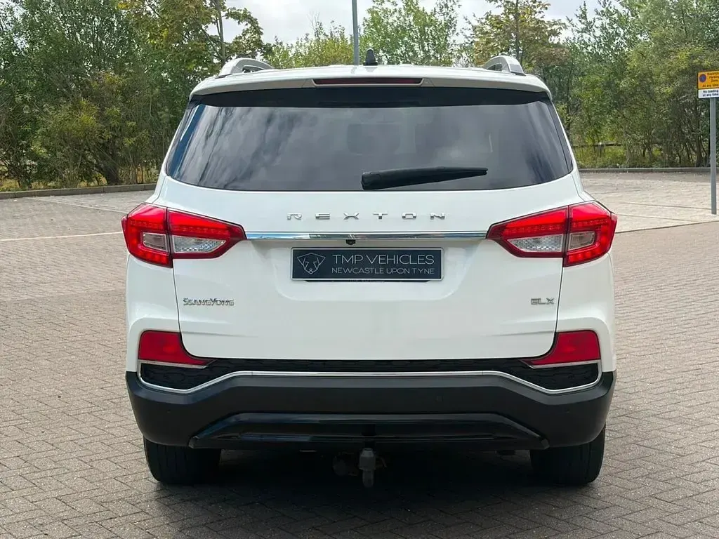 Used SsangYong Rexton 181 HP (133 kW) 2018 White SUV