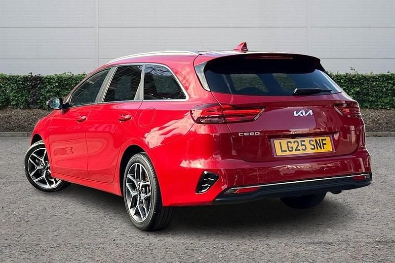Used Kia Ceed 138 HP (101 kW) 2025 Red Hatchback
