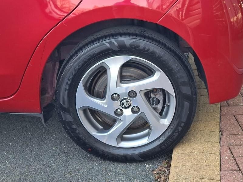 Used Toyota Yaris Hybrid 2016 Red Hatchback